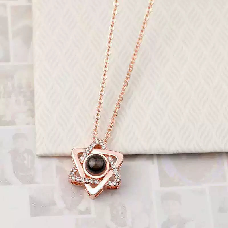 hexagram projection necklace、six-pointed star pendant、custom photo projection jewelry、celestial star necklace、personalized memory keepsake、romantic couple gift
