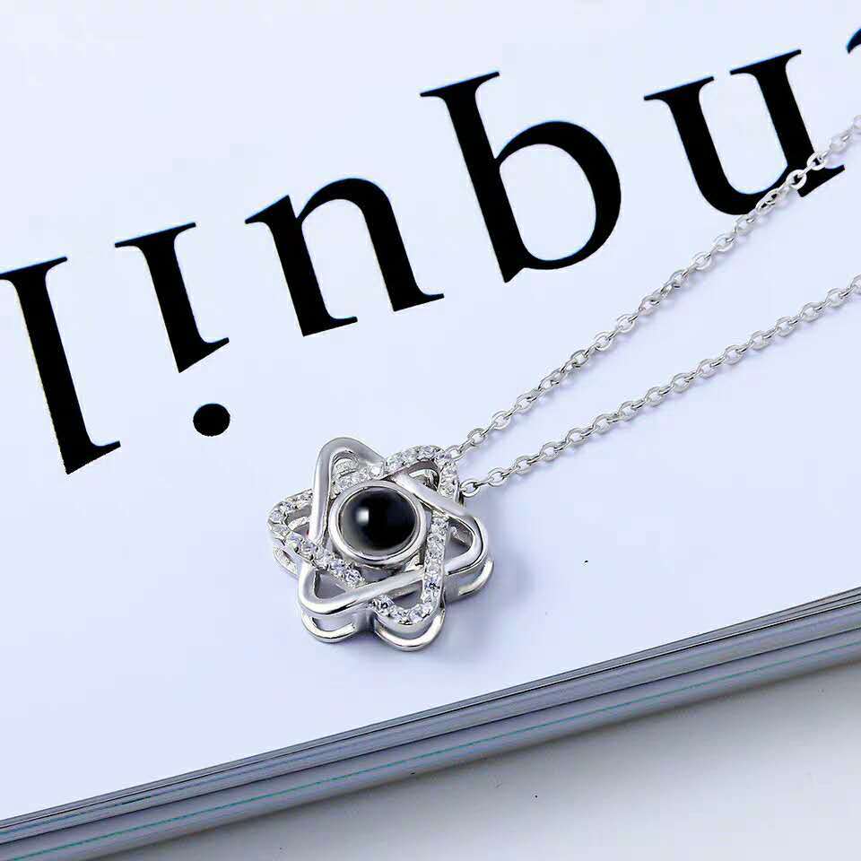 hexagram projection necklace、six-pointed star pendant、custom photo projection jewelry、celestial star necklace、personalized memory keepsake、romantic couple gift