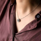 hexagram projection necklace、six-pointed star pendant、custom photo projection jewelry、celestial star necklace、personalized memory keepsake、romantic couple gift