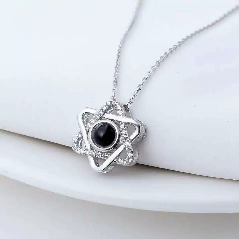 hexagram projection necklace、six-pointed star pendant、custom photo projection jewelry、celestial star necklace、personalized memory keepsake、romantic couple gift