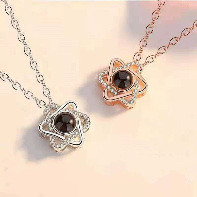 hexagram projection necklace、six-pointed star pendant、custom photo projection jewelry、celestial star necklace、personalized memory keepsake、romantic couple gift