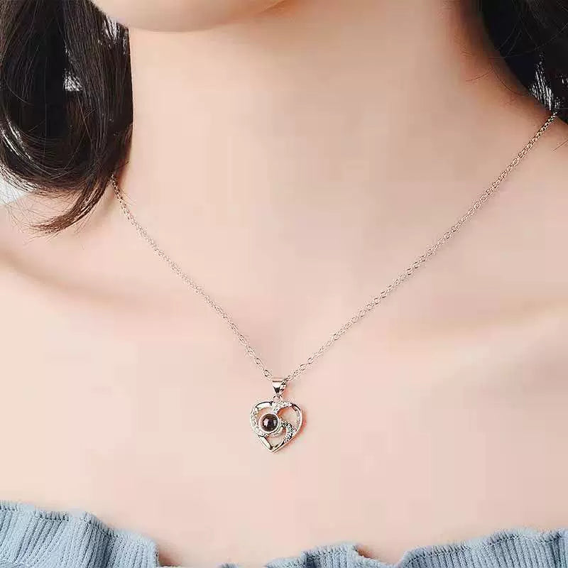 heart to heart projection necklace、interlocking hearts pendant、custom photo projection jewelry、romantic couple necklace、personalized memory keepsake、love connection gift